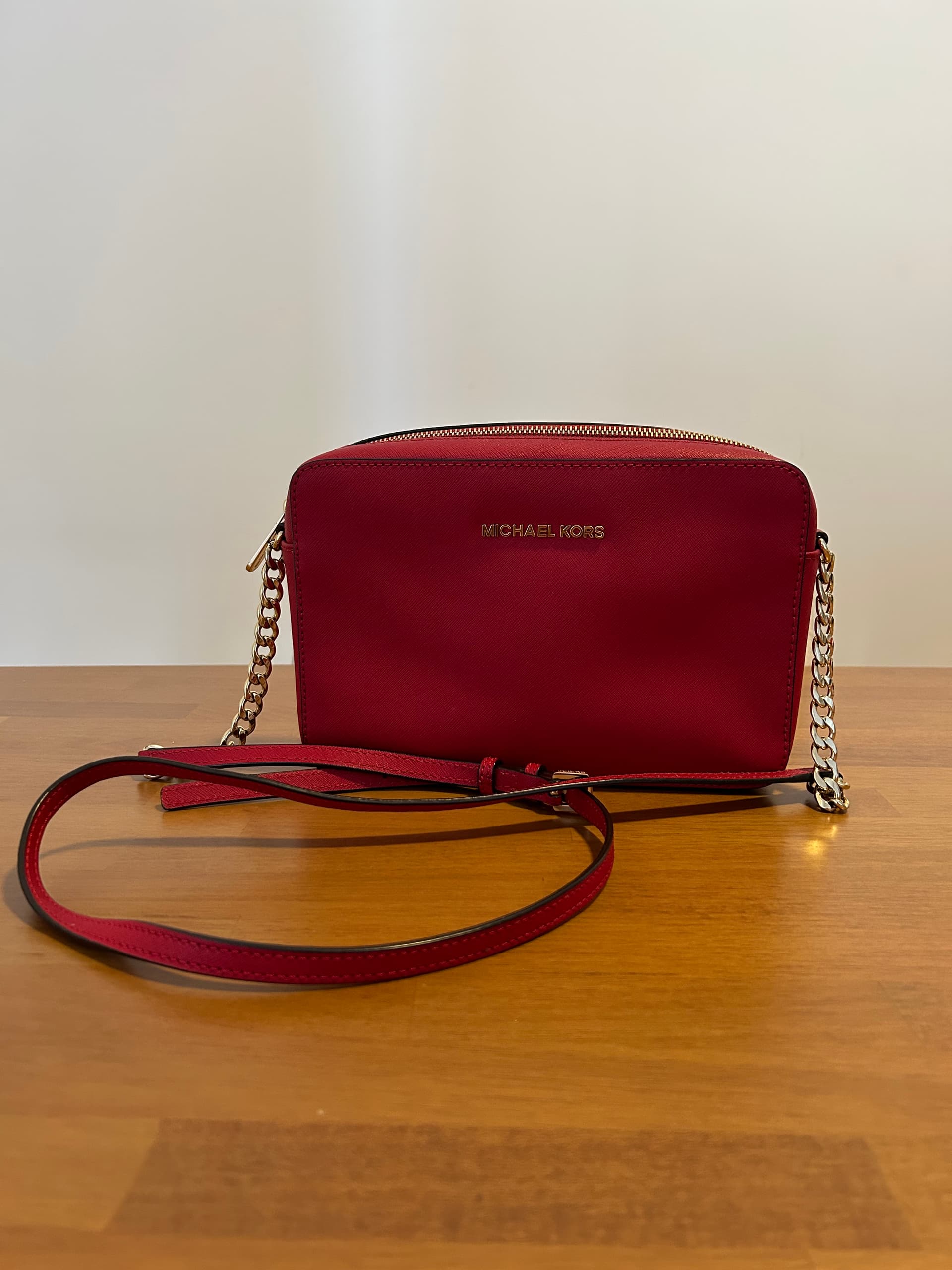 Photo by https://trato-hecho.nyc3.digitaloceanspaces.com/nextImages/(1)-cartera-michael-kors-IMG_3895.jpeg