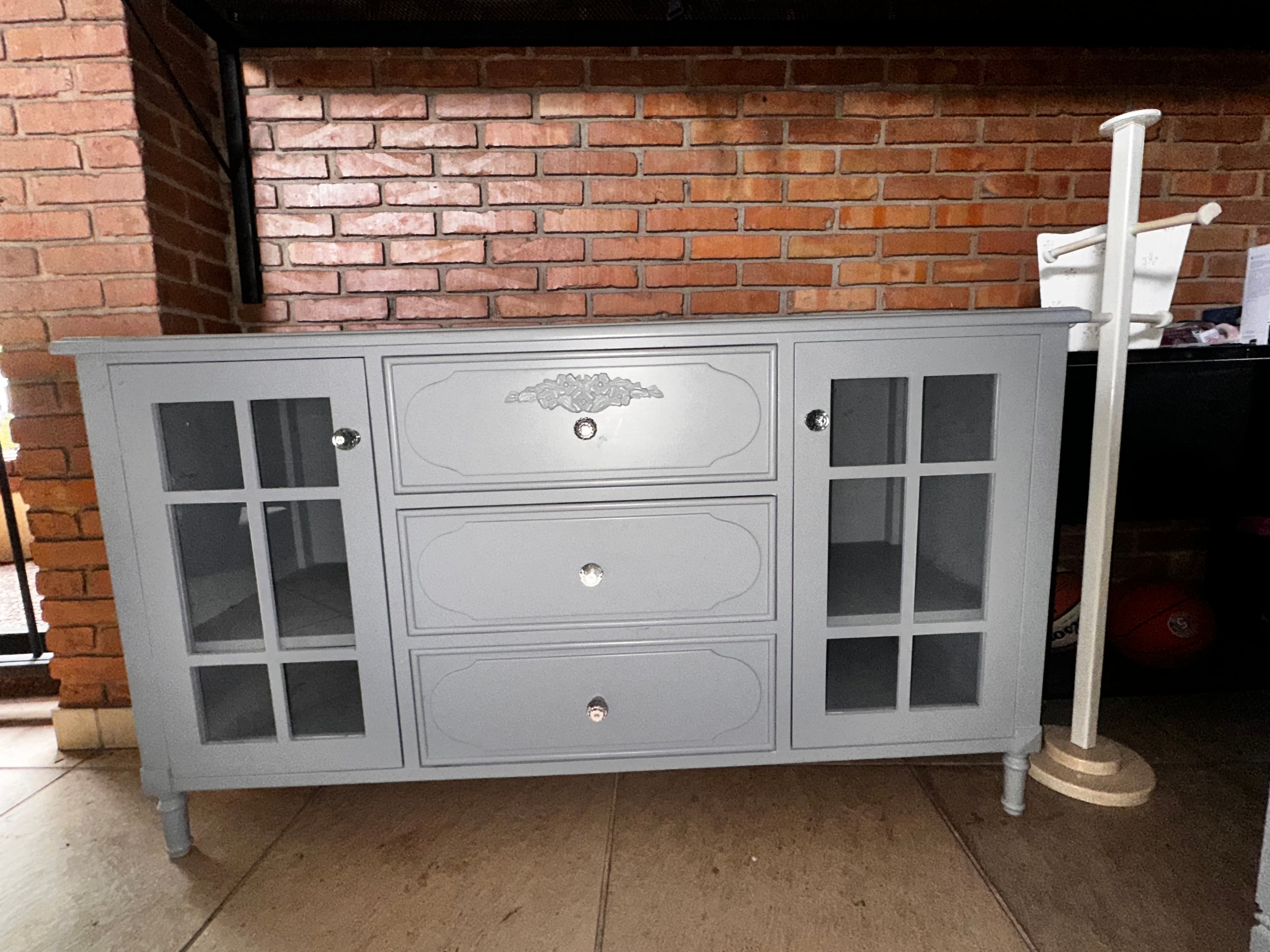 Cómoda y mesa de luz 