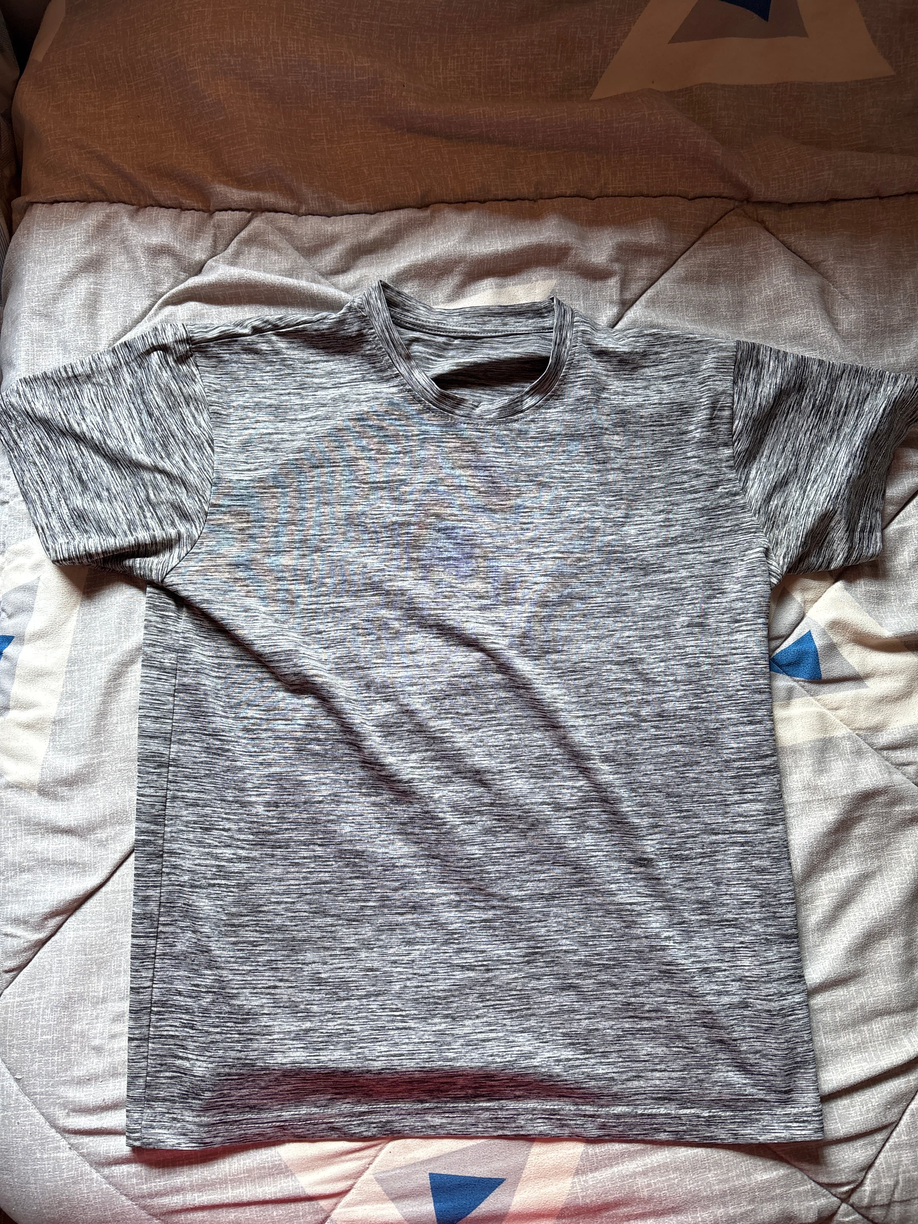 Remera deportiva gris