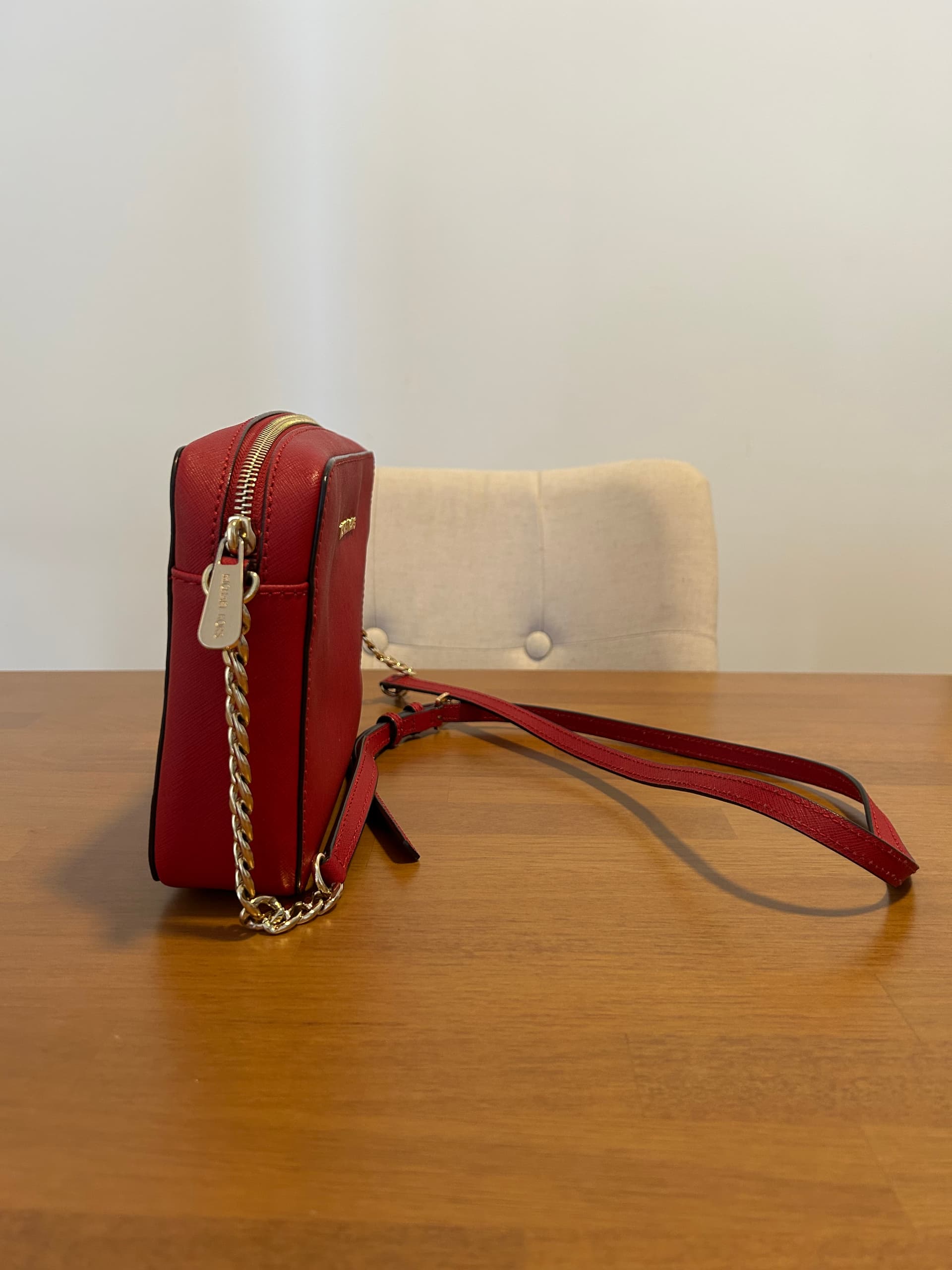 Photo by https://trato-hecho.nyc3.digitaloceanspaces.com/nextImages/(2)-cartera-michael-kors-IMG_3896.jpeg