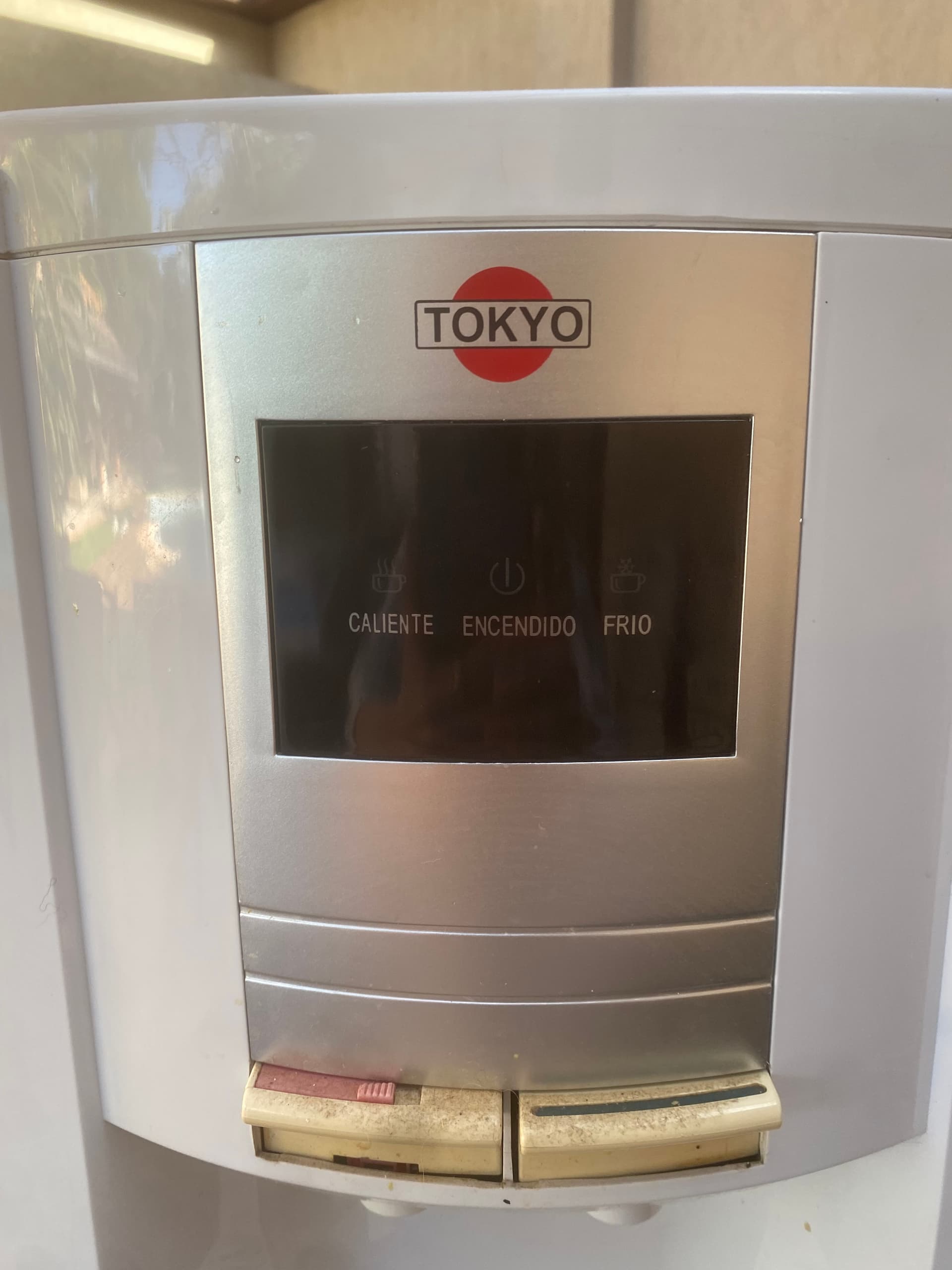 Photo by https://trato-hecho.nyc3.digitaloceanspaces.com/nextImages/(8)-bebedero-tokio-1-IMG_5236.jpeg