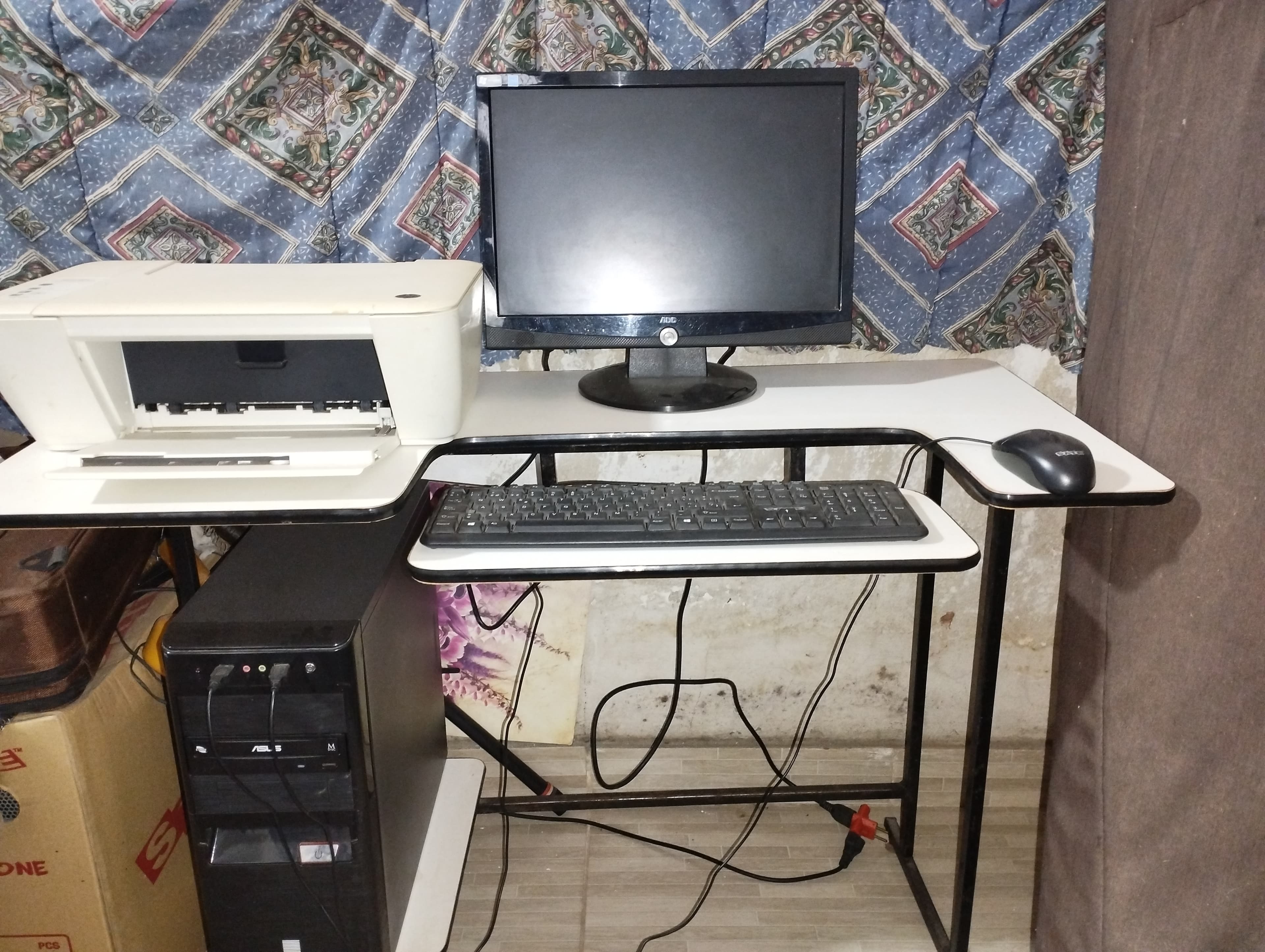 Equipo informático, con impresora y mesa incluida 