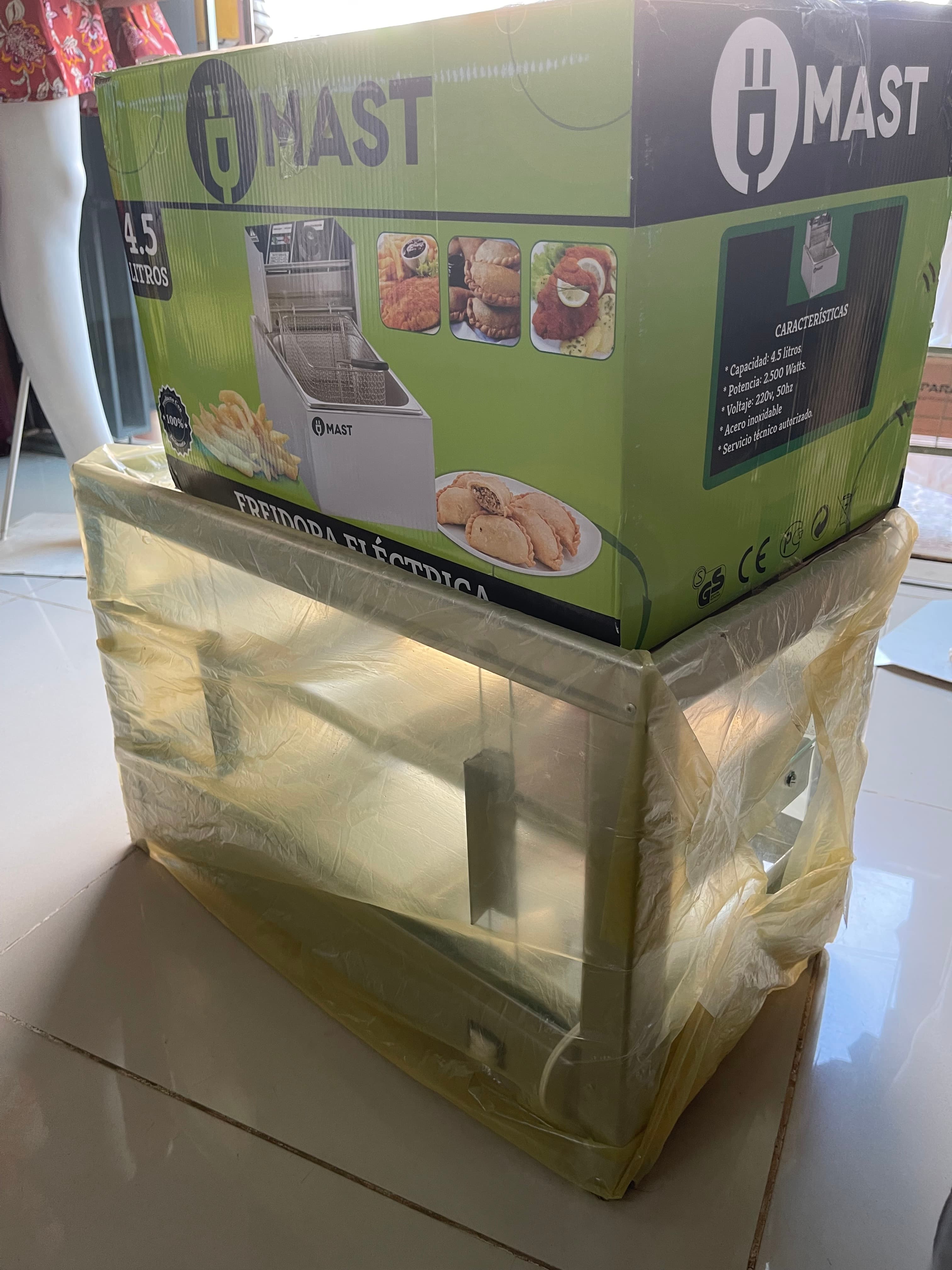 Vendo Exbidora de Empanadas inoxidable y freidora de mast