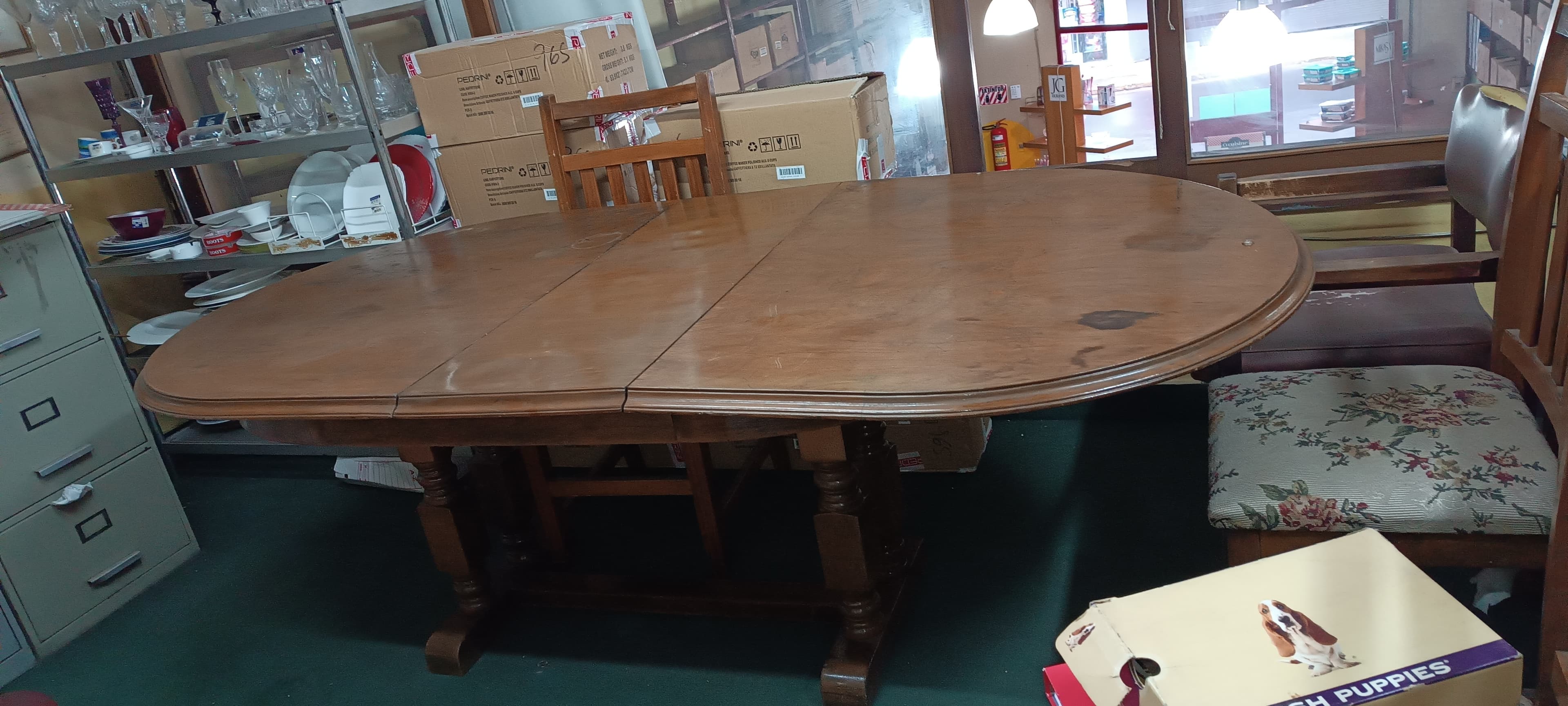 Mesa para 8 sillas en buen estado 