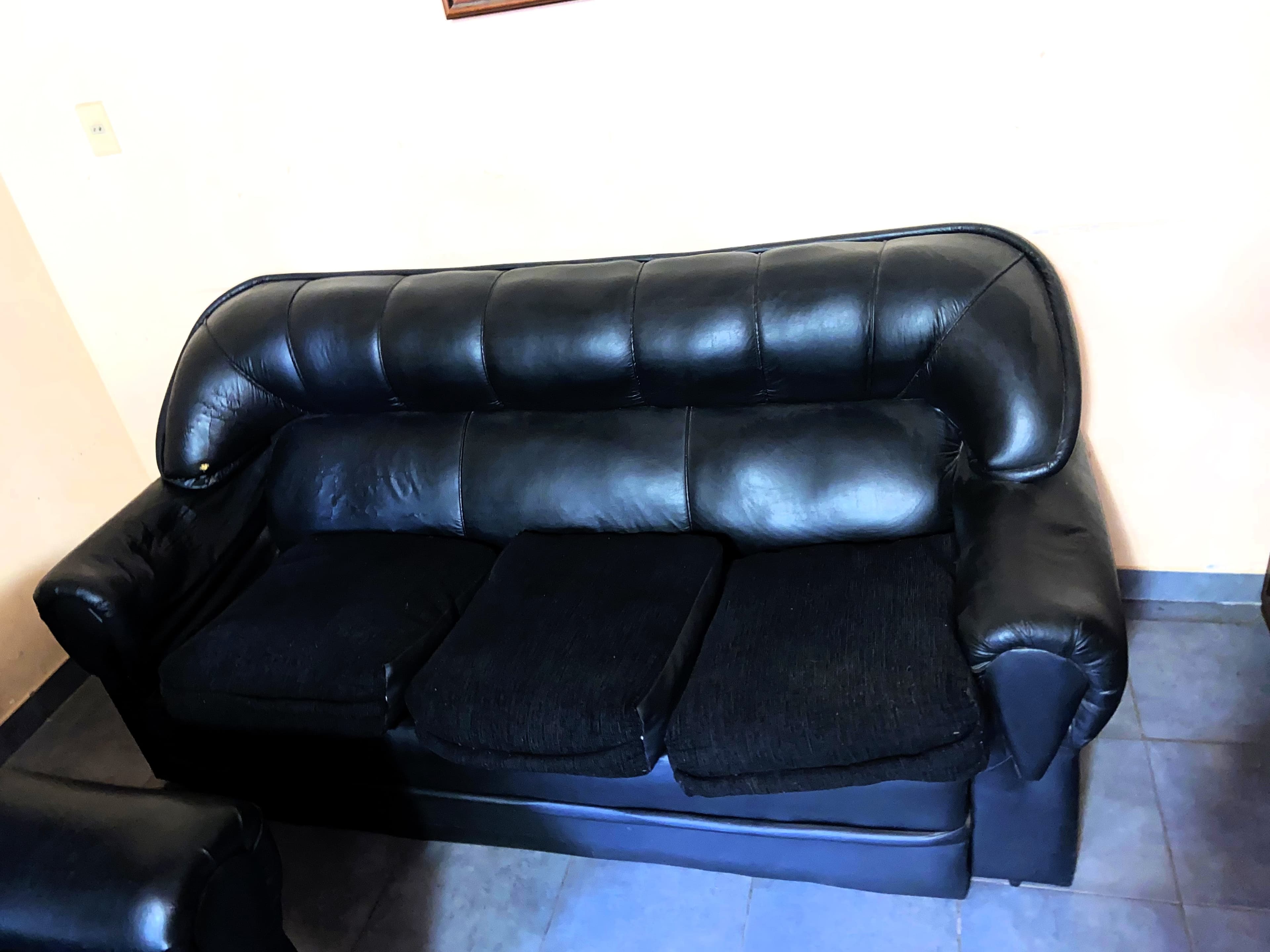 Juego de sofás, 1 de tres cuerpos y 2 de un cuerpo, de cuerina. 