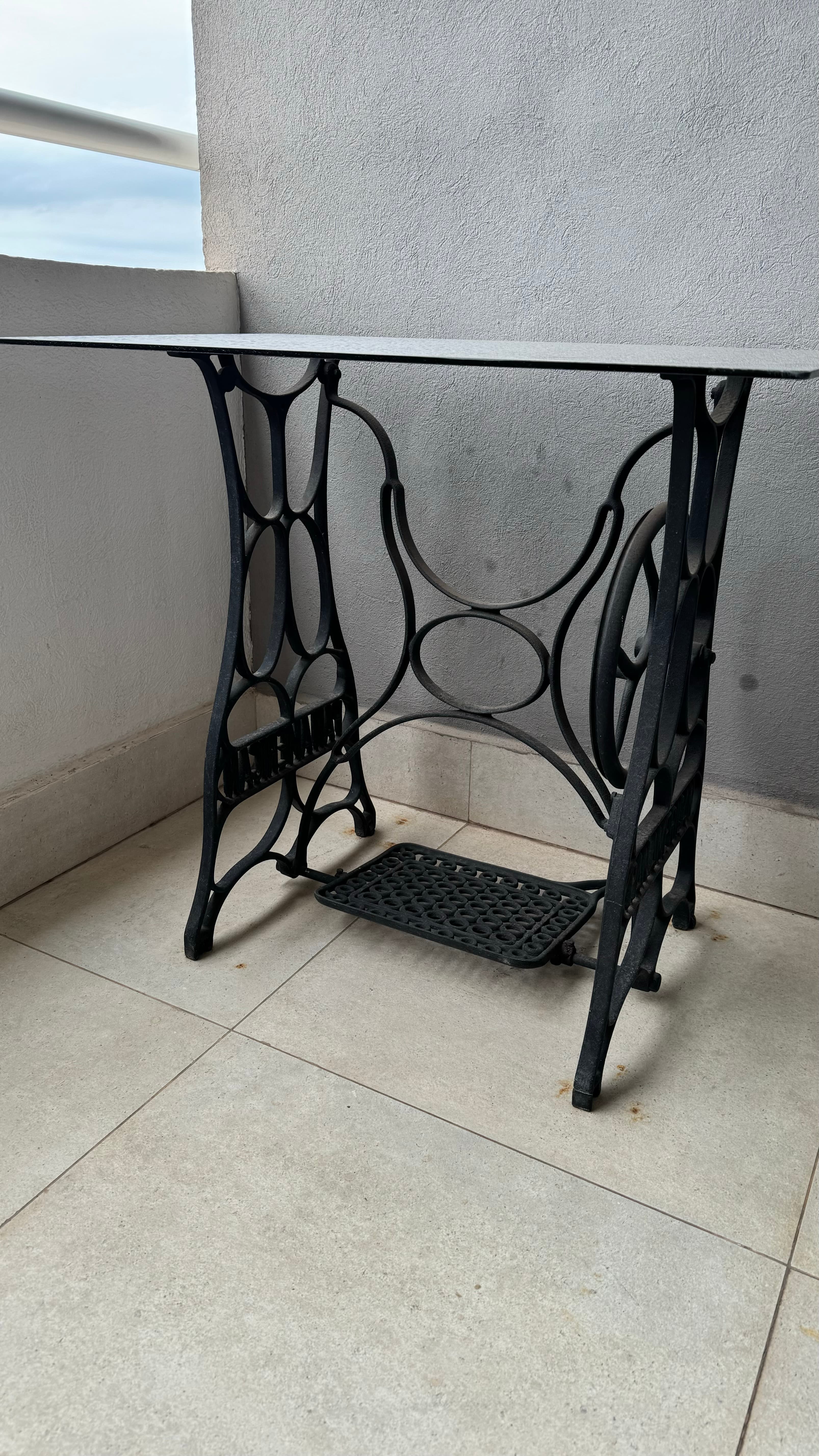 Mesa de vidrio con base de hierro de máquina de coser