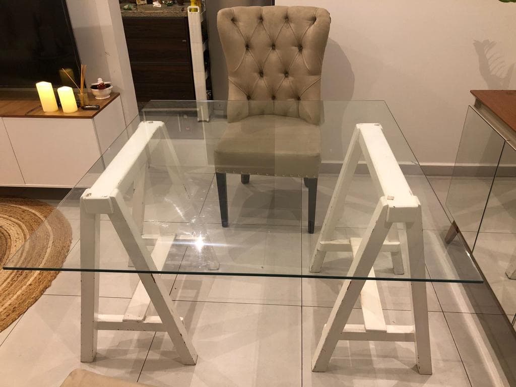 Mesa resistente de vidrio