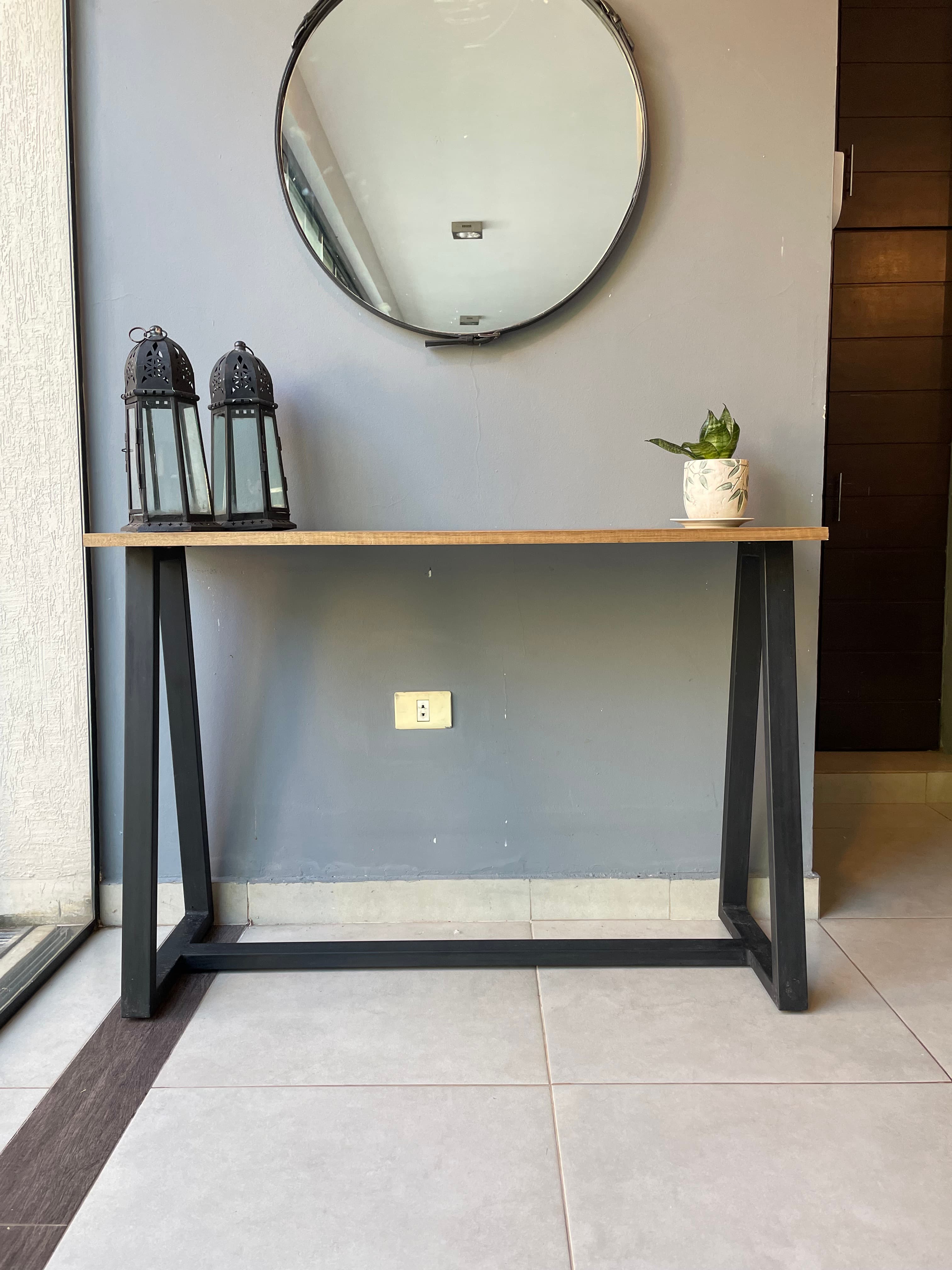 Consola de hierro y madera
