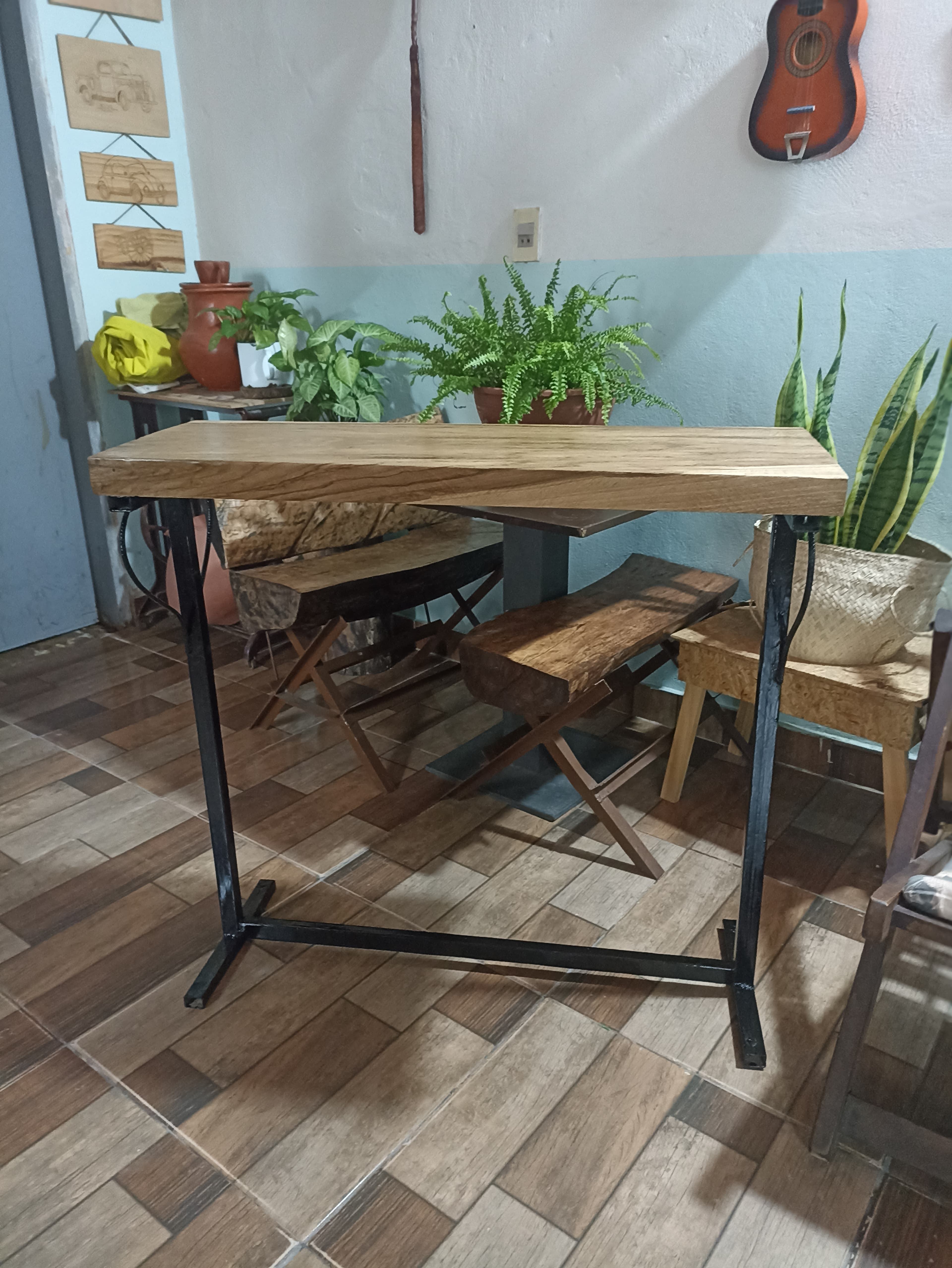 Mesita desayunador de hierro y petereby