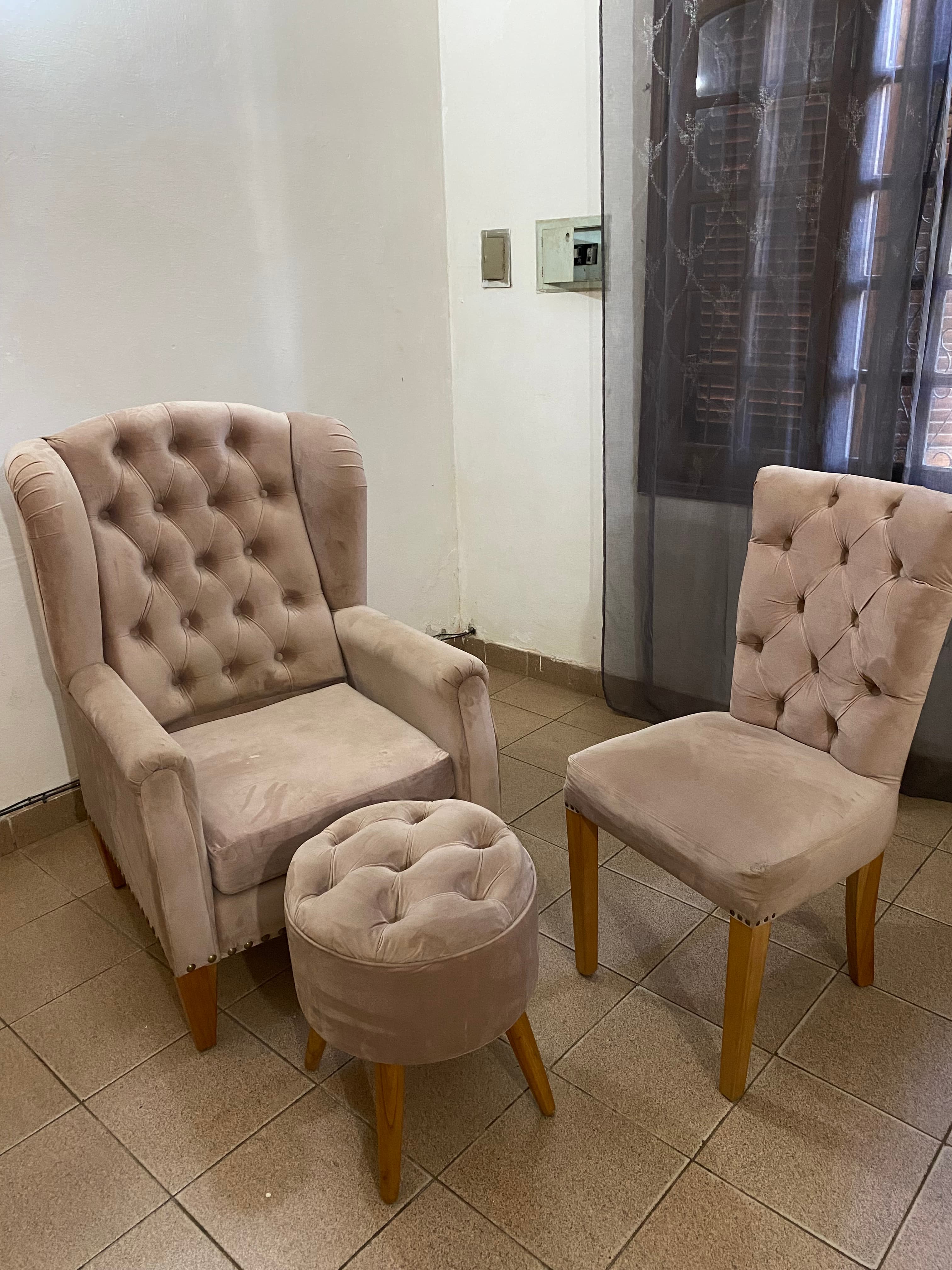2 sillones y una butaca