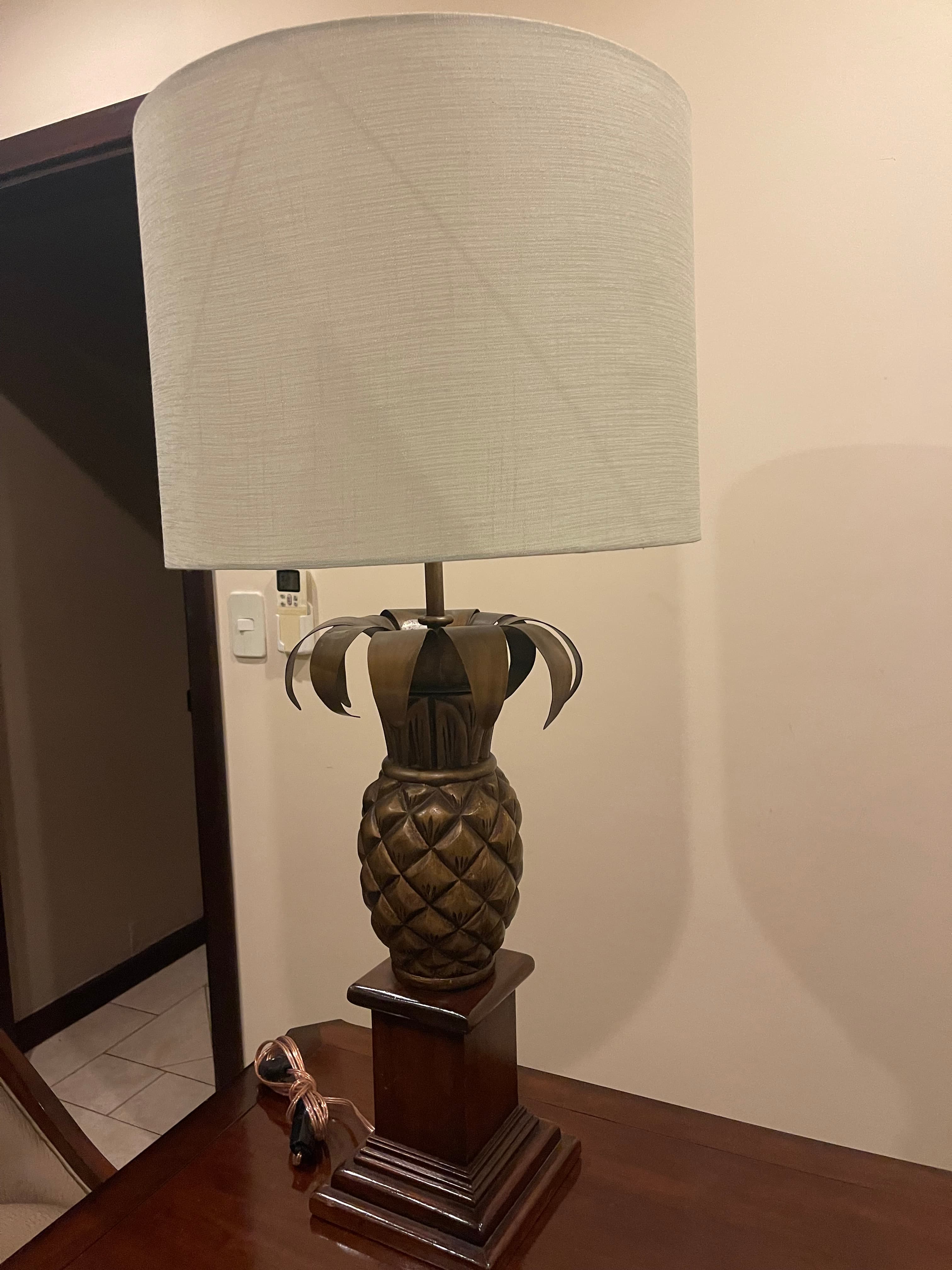 Velador de madera y hierro tallado