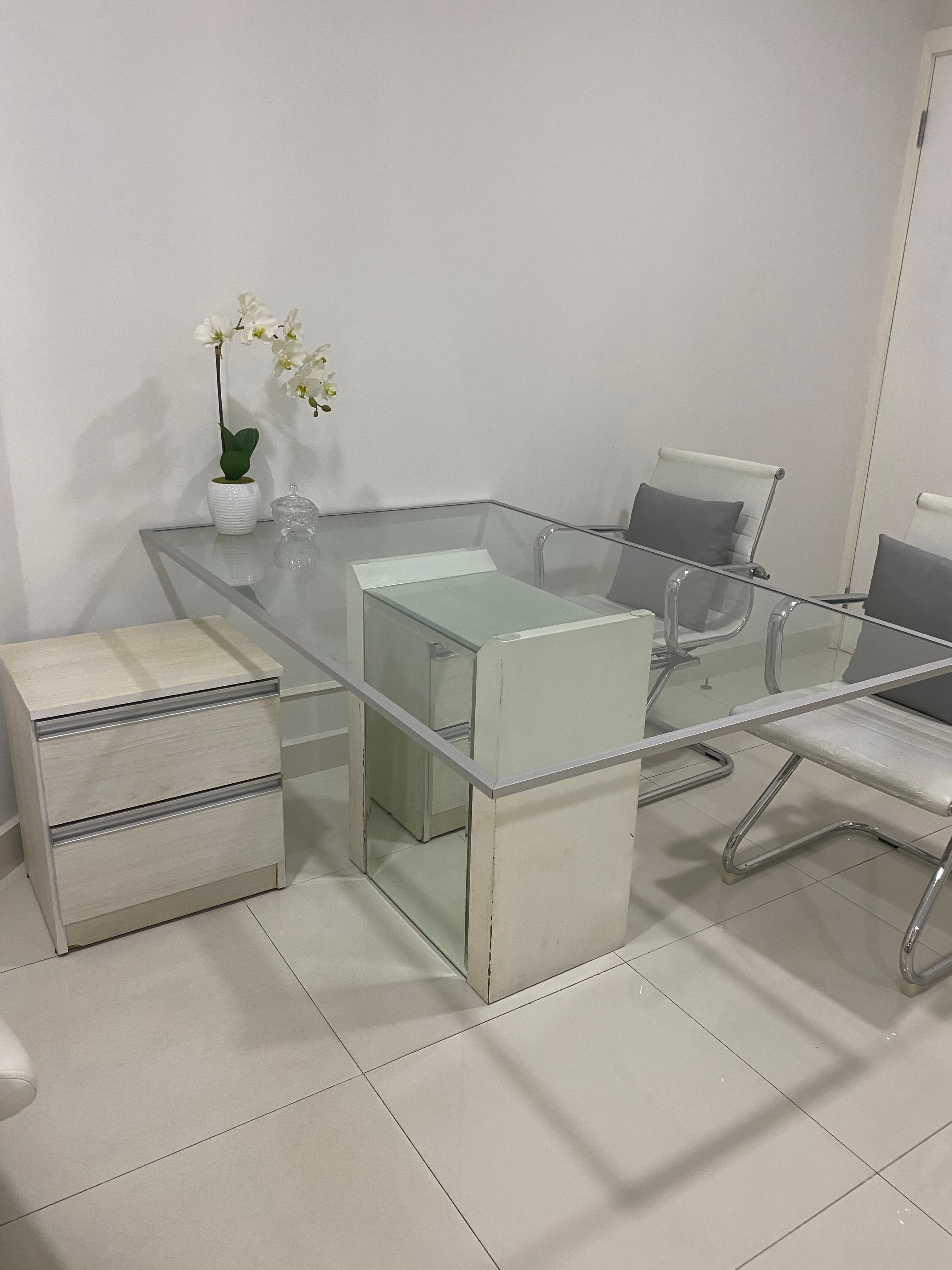 Mesa de cristal de con pequeños detalles de pintura