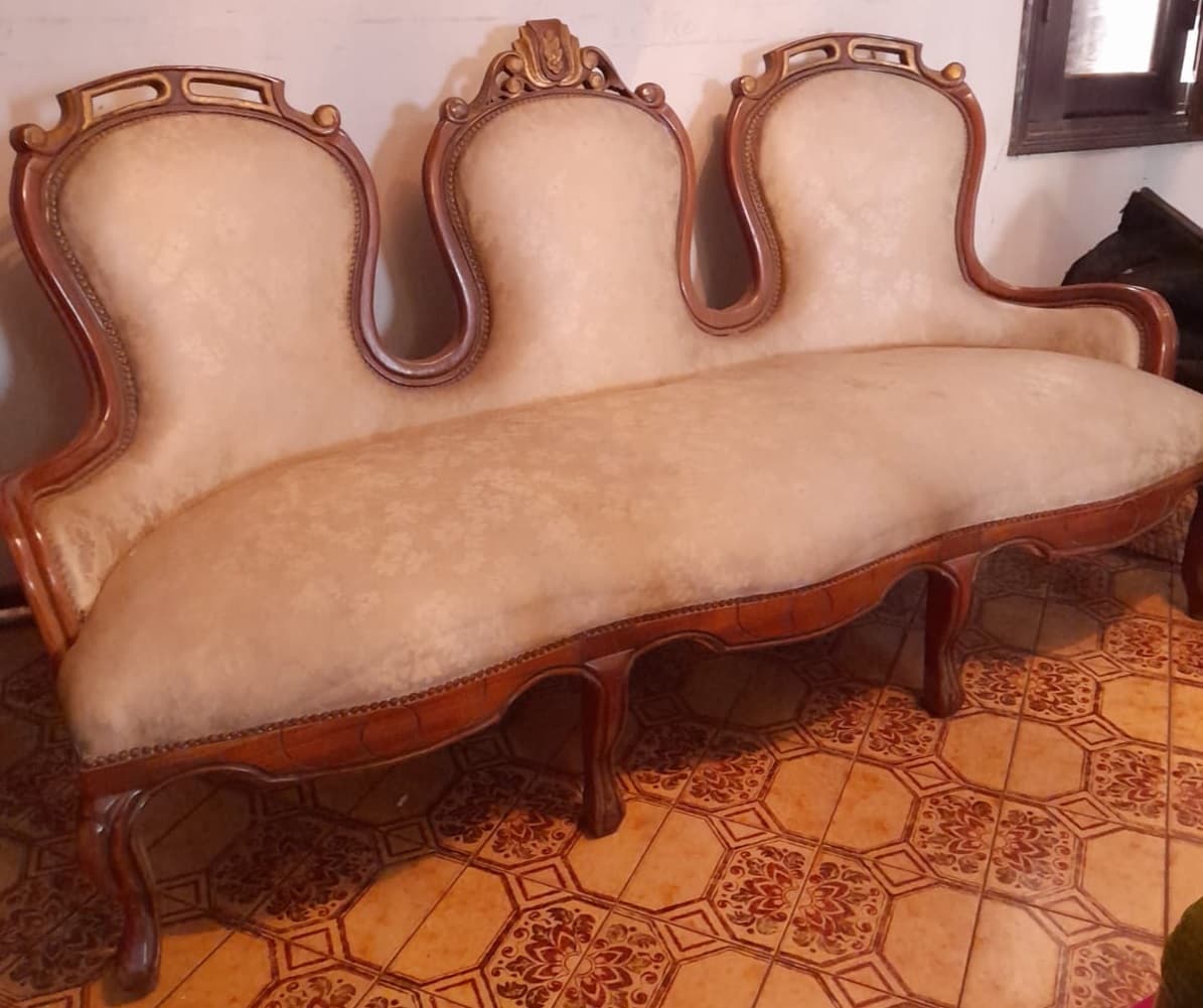 Sofa de tres cuerpos. Estilo Luis XV