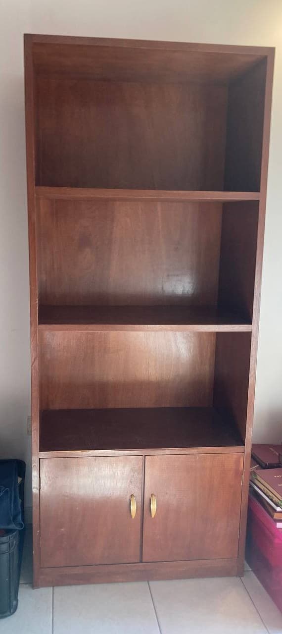 Estante con puertas