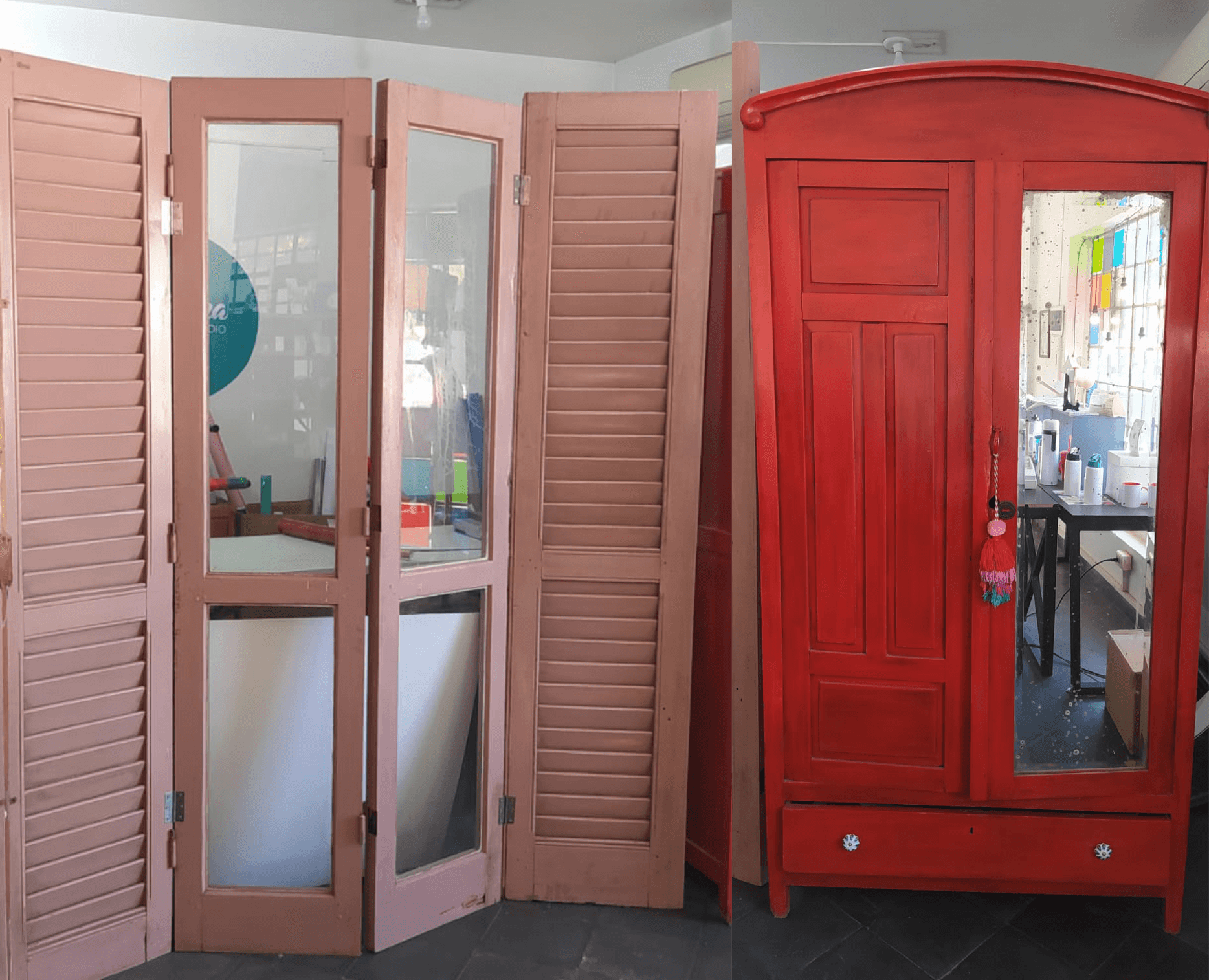 COMBO ROPERO VINTAGE RESTAURADO Y BIOMBO DE MADERA CON VIDRIO